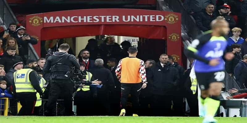 Người hùng Ronaldo trở thành người thừa tại Old Trafford khi nào? 7 Ronaldo đánh mất sự tôn trọng trong chuyến làm khách trước Chelsea